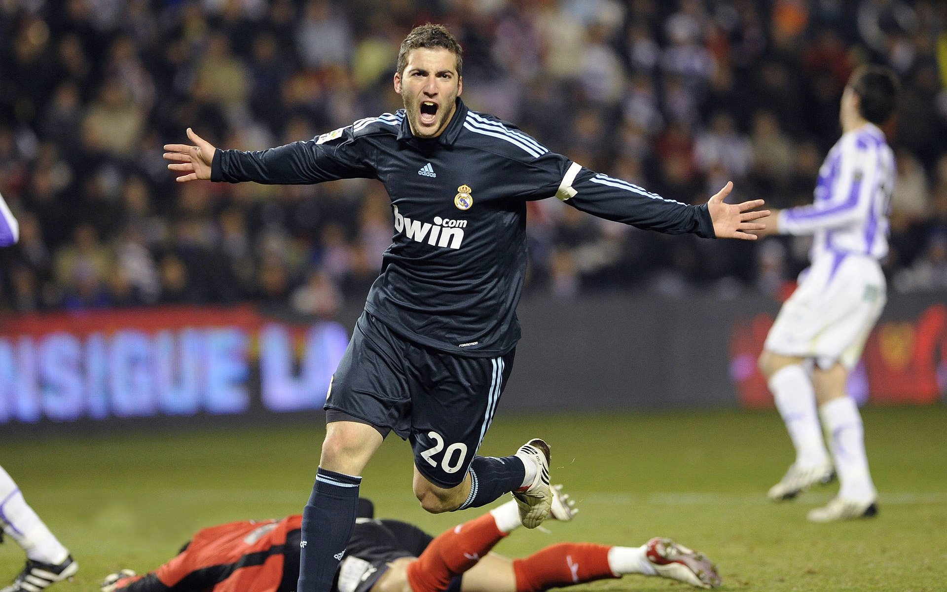 “闪电超车瞬间！”——赛车界的年度绝美瞬间，闪电跑车